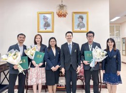 รองอธิการบดี ฝ่ายบริหาร วิจัย และนวัตกรรม มหาวิทยาลัยสวนดุสิต แสดงความยินดีกับอาจารย์นักวิจัยที่เข้ารับประกาศนียบัตรจากสำนักงานการวิจัยแห่งชาติ (วช.)