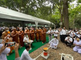 ถวายภัตตาหารพระอริยะสายวัดป่า และร่วมพิธีเททองหล่อพระพุทธเมตตา
