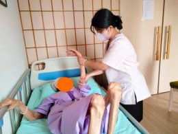หนึ่งในการดูแลผู้สูงอายุ ก็คือการทำกายภาพบำบัด