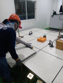 งานติดตั้งพื้นยกระดับ RaisedFloor HPL โรงงานน้ำตาล ราชบุรี ห้อง Control DCS Room 