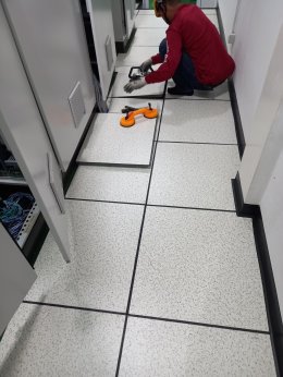 งานติดตั้งพื้นยกระดับ RaisedFloor HPL โรงงานน้ำตาล ราชบุรี ห้อง Control DCS Room 