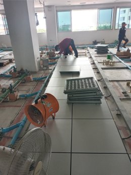 งานติดตั้งพื้นยกระดับ  RaisedFloor HPL พื้นที่ 378 ตรม สูง 22 ซ.ม ห้องฝึกหัดทันตกรรม