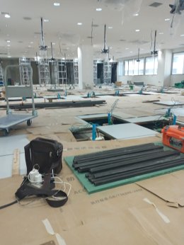งานติดตั้งพื้นยกระดับ  RaisedFloor HPL พื้นที่ 378 ตรม สูง 22 ซ.ม ห้องฝึกหัดทันตกรรม