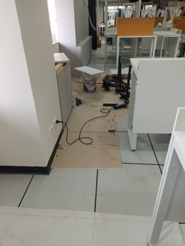 งานติดตั้งพื้นยกระดับ  RaisedFloor HPL พื้นที่ 378 ตรม สูง 22 ซ.ม ห้องฝึกหัดทันตกรรม