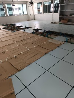 งานติดตั้งพื้นยกระดับ  RaisedFloor HPL พื้นที่ 378 ตรม สูง 22 ซ.ม ห้องฝึกหัดทันตกรรม