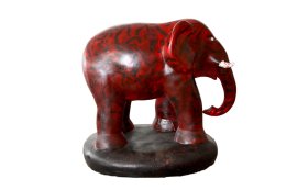 87. éléphant rouge