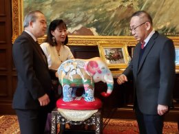 มอบ "ถ้วยรางวัลช้างศิลป์เชียงราย” ให้กับสถานทูตไทย ประจำกรุงโตเกียว ประเทศญี่ปุ่น 