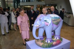 Dr. Kobchai Jitsakula presented “Chiang Rai Elephants” to Her Royal Highness Princess Maha Chakri Sirindhorn