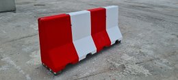 Barrier Type 1 ทาสีขาว-แดง เจาะรู ล๊อคด้วยน๊อต และติดตั้งราวเหล็ก