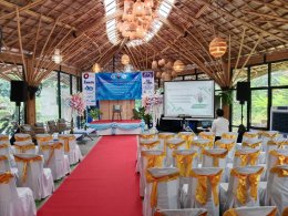 ลำโพงสองด้านและจอฉายบริเวณด้านหน้าพื้นที่จัดงานแต่งงาน