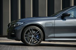 บีเอ็มดับเบิลยู 330e M Sport ใหม่ (ประกอบภายในประเทศ) ราคาจำหน่าย: 2,799,000 บาท (พร้อมโปรแกรมบำรุงรักษา BSI Standard)