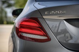 เมอร์เซเดส-เบนซ์ เสริมไลน์รถยนต์อี-คลาสรุ่นประกอบในประเทศ เปิดตัว E 220 d Sport เครื่องยนต์ดีเซล พร้อมรถยนต์ปลั๊กอินไฮบริด   E 350 e รุ่นเพิ่มอุปกรณ์ในราคาใหม่สุดเร้าใจ