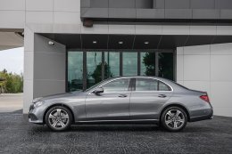 เมอร์เซเดส-เบนซ์ เสริมไลน์รถยนต์อี-คลาสรุ่นประกอบในประเทศ เปิดตัว E 220 d Sport เครื่องยนต์ดีเซล พร้อมรถยนต์ปลั๊กอินไฮบริด   E 350 e รุ่นเพิ่มอุปกรณ์ในราคาใหม่สุดเร้าใจ