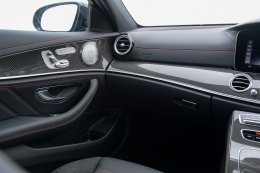 เมอร์เซเดส-เบนซ์ เร่งเครื่องลุยตลาดรถหรูต่อเนื่อง เปิดตัวรถยนต์รุ่นใหม่ในตระกูล Mercedes-AMG พร้อมกันถึง 5 รุ่น ตอกย้ำความเป็นผู้นำ ในกลุ่มรถยนต์สมรรถนะสูง       