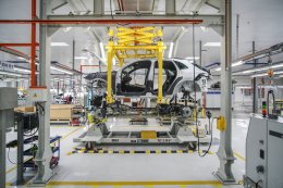 ปอร์เช่เปิดสายการผลิตรถยนต์ นอกทวีปยุโรปเป็นครั้งแรก ด้วยการเริ่มต้นประกอบคาเยนน์ (Cayenne) ในประเทศมาเลเซีย สายการผลิตส่วนภูมิภาคแห่งแรก