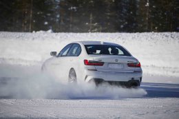 ดริฟต์ BMW   บนถนนมันธรรมดาไปต้องดริฟต์บนหิมะที่ขั้วโลกเหนือถึงจะสุดจริง! กับทริป  JOY GO ICE DRIVING EXPERIENCE Rovaniemi