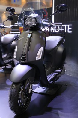 Vespa Notte Special Edition สกู๊ตเตอร์พรีเมี่ยมรุ่นพิเศษ  ที่พร้อมเปลี่ยนประสบการณ์การขับขี่ในเมืองยามค่ำคืนให้โดดเด่นกว่าใคร กับสีดำด้านรอบคัน แฝงความเท่สไตล์โมเดิร์นคลาสสิก