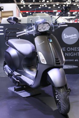 Vespa Notte Special Edition สกู๊ตเตอร์พรีเมี่ยมรุ่นพิเศษ  ที่พร้อมเปลี่ยนประสบการณ์การขับขี่ในเมืองยามค่ำคืนให้โดดเด่นกว่าใคร กับสีดำด้านรอบคัน แฝงความเท่สไตล์โมเดิร์นคลาสสิก