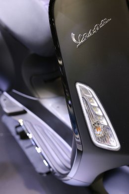Vespa Notte Special Edition สกู๊ตเตอร์พรีเมี่ยมรุ่นพิเศษ  ที่พร้อมเปลี่ยนประสบการณ์การขับขี่ในเมืองยามค่ำคืนให้โดดเด่นกว่าใคร กับสีดำด้านรอบคัน แฝงความเท่สไตล์โมเดิร์นคลาสสิก