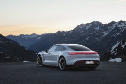 ปอร์เช่ ไทคานน์ (Porsche Taycan) เปิดตัวครั้งแรกของโลก: การถือกำเนิดใหม่ของจิตวิญญาณแห่งรถสปอร์ต
