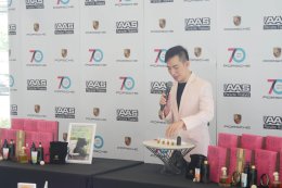 ครอบครัวปอร์เช่ร่วมปรุงน้ำหอมดอกไม้ไทยสานสายใยรักวันแม่