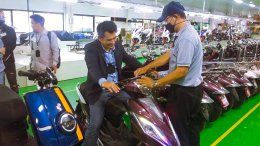 นาย อาณัติ สาดีน และ นาย รอเช็ด พรหมาด เข้าเยี่ยมชมโรงงานผู้ผลิตและจัดจำหน่ายรถมอเตอร์ไซค์ไฟฟ้า ตามโครงการ ส่งเสริมเพื่อพัฒนารถจักรยานยนต์ไฟฟ้าในประเทศไทย