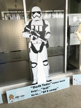 standy, ป้ายถือแสดงสินค้า, สติกเกอร์ติดฟิวเจอร์บอร์ด/แผ่นอคิลิค