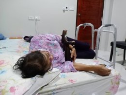 ชมรมผู้สูงอายุวัดแม่พระมหาทุกข์ ท่าม่วง ได้ออกเยี่ยมเยียนผู้สูงอายุ ผู้เจ็บป่วย