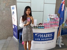 บรรยากาศลูกค้าที่มาเยี่ยมชมบูธและซื้อผลิตภัณฑ์ Harris Life Sciences