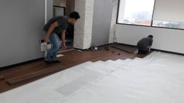 พื้นกระเบื้องยางราคาถูกเหมาะกับงานพื้นสำนักงานที่มีขนาดใหญ่