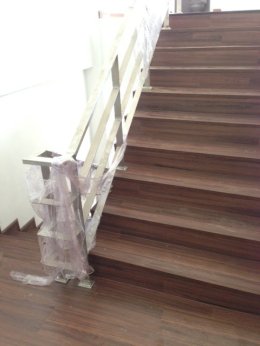 บันไดลามิเนตราคาถูกสำหรับบ้านจัดสรร