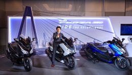ไทยฮอนด้า ผู้นำวงการรถจักรยานยนต์ไทย เปิดเกมรุกไตรมาสสุดท้ายของปี 2022 มุ่งสร้างความพึงพอใจสูงสุดให้กับลูกค้า ด้วยการเปิดตัว “All New Forza350” บิ๊กสกู๊ตเตอร์ระดับท็อปคลาส ดีไซน์ใหม่รอบคันสไตล์สปอร์ตหรูดุดัน จัดเต็มด้วยเทคโนโลยีที่มีมาให้แบบเต็มพิกัด ตอบโ