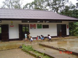 มอบอาคารเรียนให้โรงเรียนป่าซางนาเงิน อ.แม่ฟ้าหลวง จ.เชียงราย วันที่ 17 ธ.ค. 2546