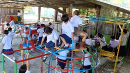 มอบสนามเด็กเล่นให้โรงเรียนสบขาม อำเภอปง จังหวัดพะเยา เมื่อวันที่ 16 พ.ย. 2560