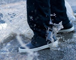 ไอเทมป้องกันรองเท้าที่คุณไม่ควรพลาดในหน้าฝน