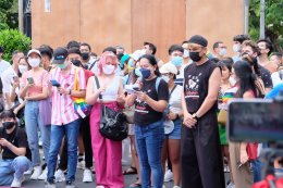 กลุ่มผีเสื้อขยับปีก มูลนิธิหญิงชายก้าวไกล มูลนิธิเด็กเยาวชนและครอบครัว แผนงานสุขภาวะผู้หญิงและความเป็นธรรมทางเพศ ร่วมขบวนนฤมิตไพรด์ เมื่อวันที่ 5 มิ.ย. 65 ที่ถนนสีลม