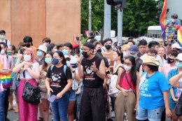 กลุ่มผีเสื้อขยับปีก มูลนิธิหญิงชายก้าวไกล มูลนิธิเด็กเยาวชนและครอบครัว แผนงานสุขภาวะผู้หญิงและความเป็นธรรมทางเพศ ร่วมขบวนนฤมิตไพรด์ เมื่อวันที่ 5 มิ.ย. 65 ที่ถนนสีลม