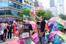กลุ่มผีเสื้อขยับปีก มูลนิธิหญิงชายก้าวไกล มูลนิธิเด็กเยาวชนและครอบครัว แผนงานสุขภาวะผู้หญิงและความเป็นธรรมทางเพศ ร่วมขบวนนฤมิตไพรด์ เมื่อวันที่ 5 มิ.ย. 65 ที่ถนนสีลม