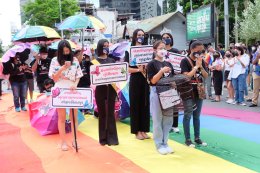 กลุ่มผีเสื้อขยับปีก มูลนิธิหญิงชายก้าวไกล มูลนิธิเด็กเยาวชนและครอบครัว แผนงานสุขภาวะผู้หญิงและความเป็นธรรมทางเพศ ร่วมขบวนนฤมิตไพรด์ เมื่อวันที่ 5 มิ.ย. 65 ที่ถนนสีลม