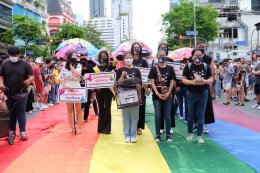กลุ่มผีเสื้อขยับปีก มูลนิธิหญิงชายก้าวไกล มูลนิธิเด็กเยาวชนและครอบครัว แผนงานสุขภาวะผู้หญิงและความเป็นธรรมทางเพศ ร่วมขบวนนฤมิตไพรด์ เมื่อวันที่ 5 มิ.ย. 65 ที่ถนนสีลม