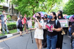 กลุ่มผีเสื้อขยับปีก มูลนิธิหญิงชายก้าวไกล มูลนิธิเด็กเยาวชนและครอบครัว แผนงานสุขภาวะผู้หญิงและความเป็นธรรมทางเพศ ร่วมขบวนนฤมิตไพรด์ เมื่อวันที่ 5 มิ.ย. 65 ที่ถนนสีลม