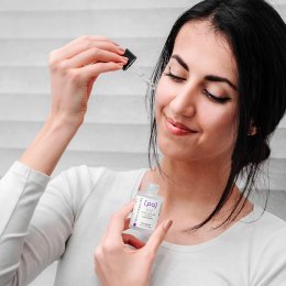 Dry skin loses moisture. You should choose a serum or nourishing cream that contains polyglutamic acid ingredients. Does it really help solve the problem?