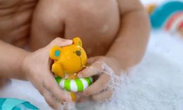 ของเล่นน้ํา แก๊งหมีพ่นน้ำ Hape Teddy and Friends Bath Squirts
