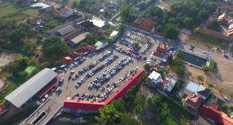 ประชาชนนักท่องเที่ยวเข้าทำบุญสักการะขอพรส่งท้ายปีที่วัดพระธาตุลำปางหลวงเนื่องแน่น