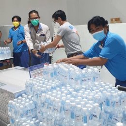 Chonburi Factory Donate Drinking water to the vaccination center