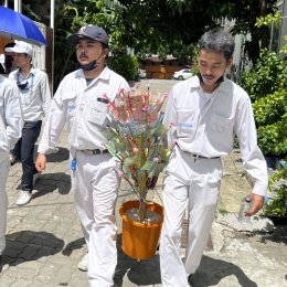 สืบสานประเพณีไทย "ถวายเทียนพรรษา" และ "จิตอาสา ทำความสะอาดลานวัด"