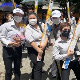 สืบสานประเพณีไทย "ถวายเทียนพรรษา" และ "จิตอาสา ทำความสะอาดลานวัด"