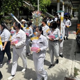 สืบสานประเพณีไทย "ถวายเทียนพรรษา" และ "จิตอาสา ทำความสะอาดลานวัด"