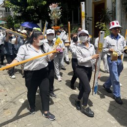 สืบสานประเพณีไทย "ถวายเทียนพรรษา" และ "จิตอาสา ทำความสะอาดลานวัด"