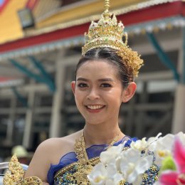  "Offering candles" and "Being a volunteer to clean the temple"